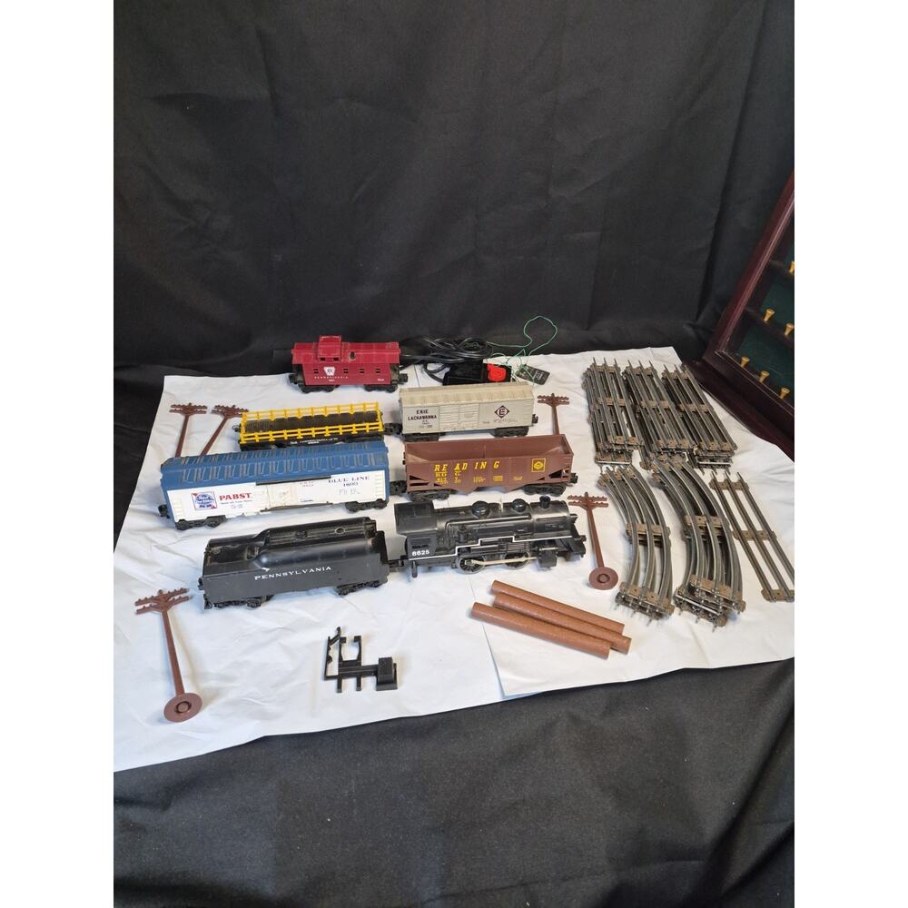 Vintage Lionel LInes 4660,, 7-Car Train Set w/Tracks & Accessories + Locomotive